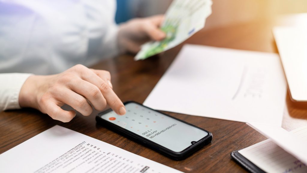 Open Banking Variable Recurring Payments explained 2 What are variable recurring payments, a lady calculating their monthly payments to send for their expenses